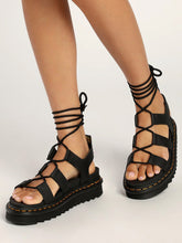 Flache Sandalen aus gekreuztem Leder